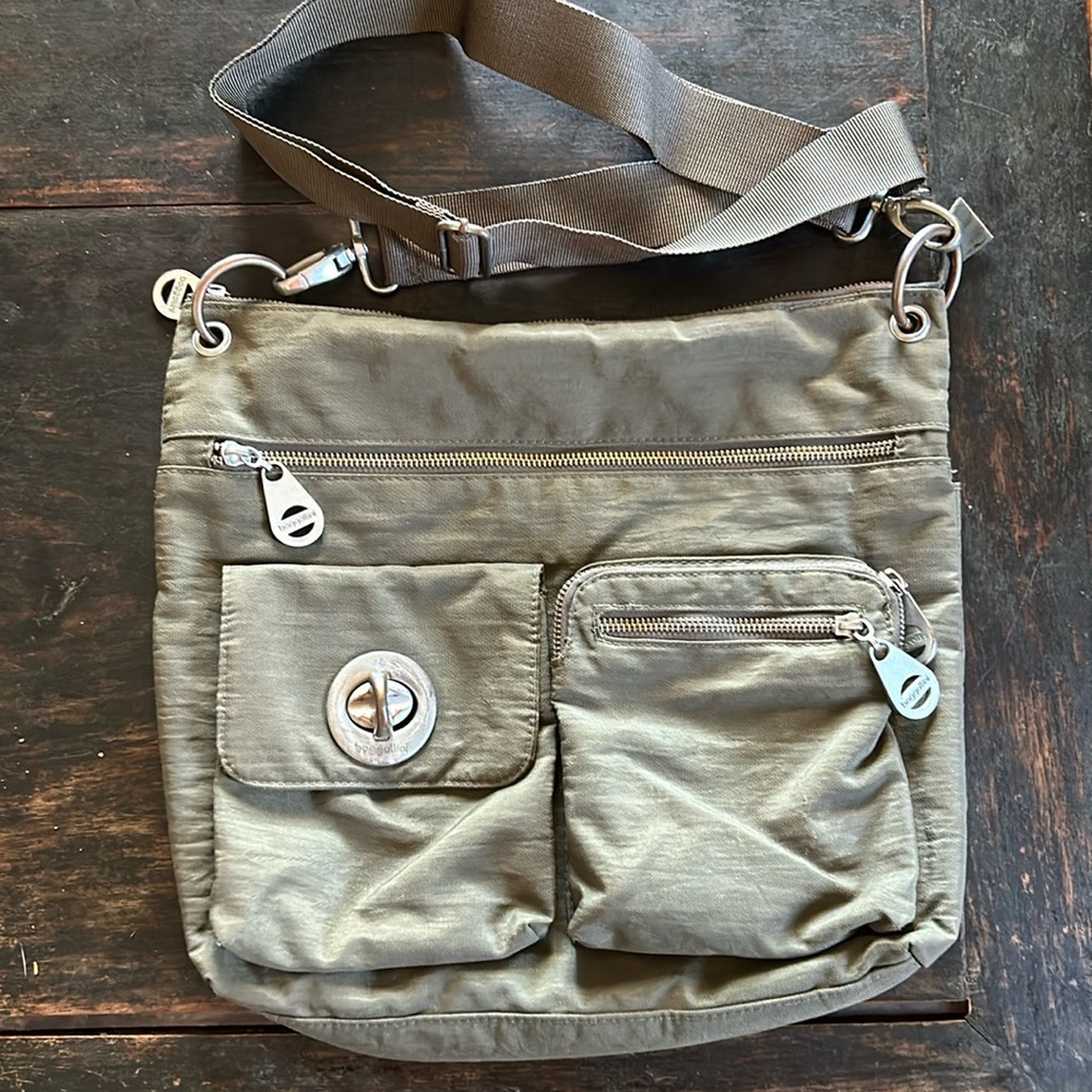 Baggalini Crossbody bag with OODLES OF POCKETS!